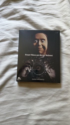 Four flies grey velvet 4k - on,
